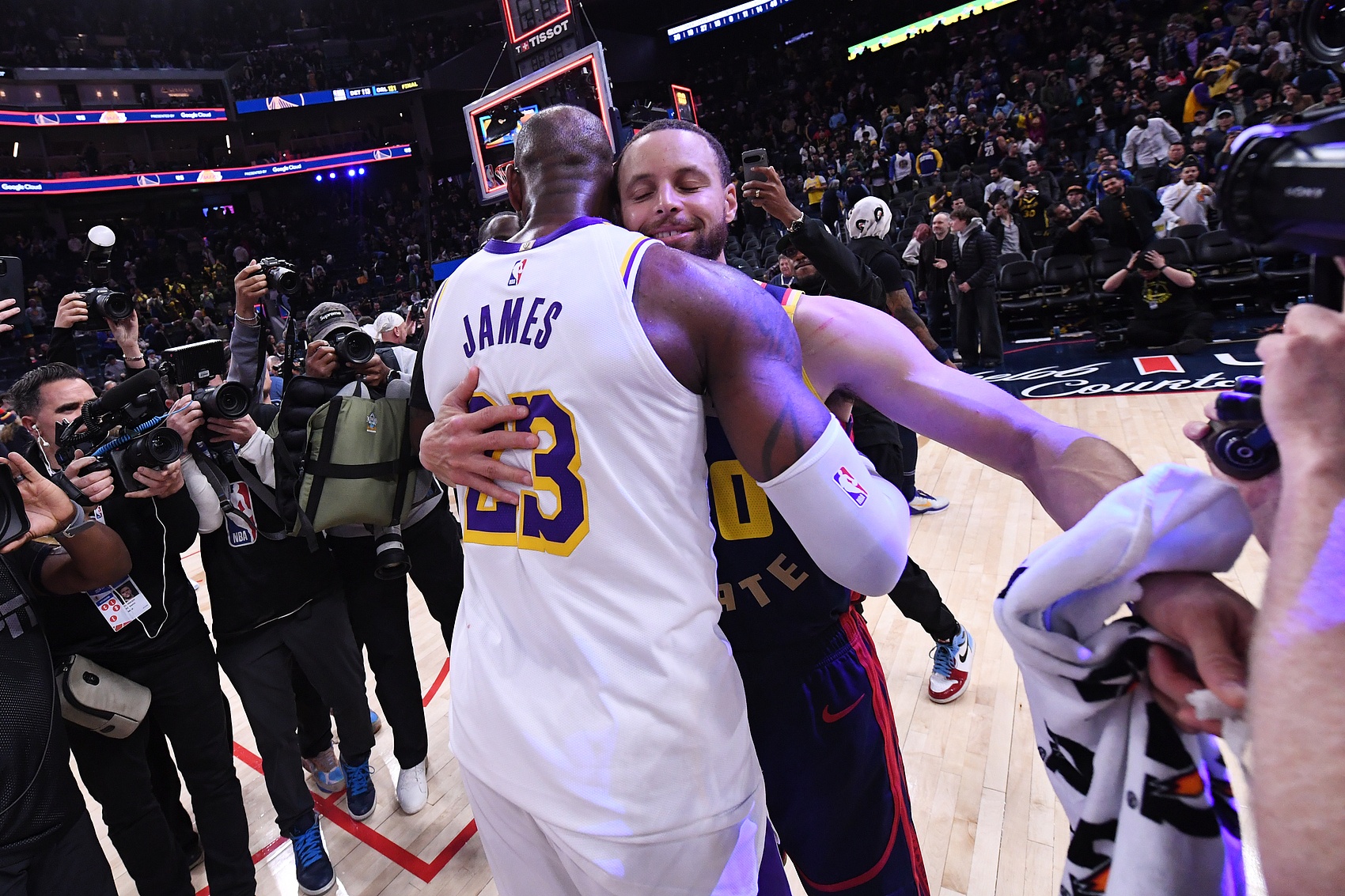 半岛体育在线-新赛季里程碑观察：老詹冲击多项第一 库里5千三分 杜&amp;登得分攀升