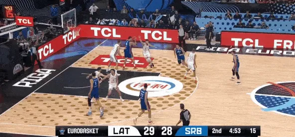 半岛体育-铂金单防成功防下约基奇后，又中路顺下贡献精彩双手暴扣