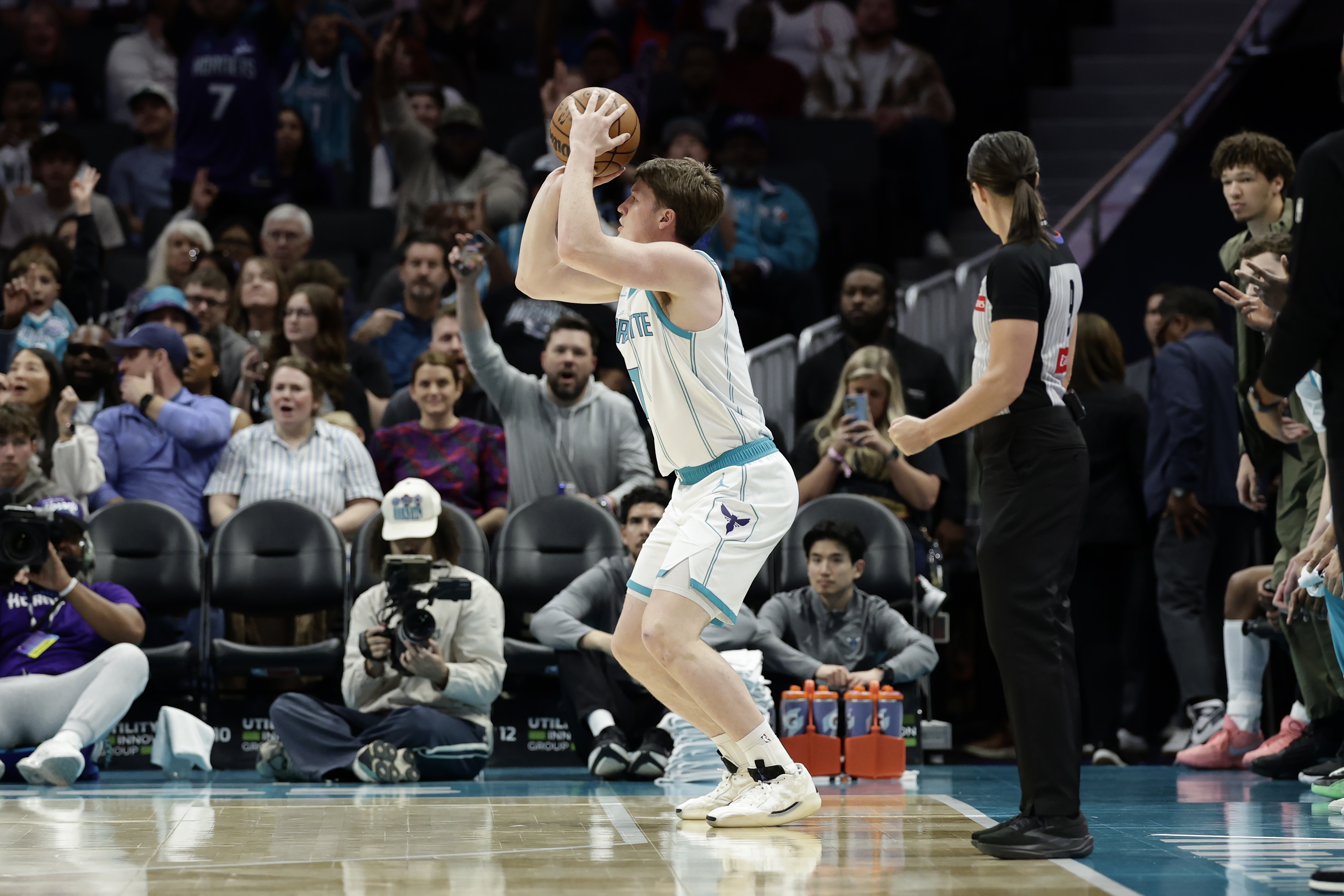 半岛体育在线-最近几场略迷！克尼佩尔出战25分钟 12中4&amp;三分3中0拿8分7板